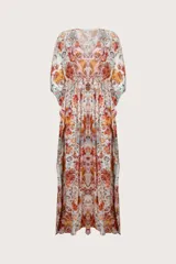 Kaftán largo con estampado floral en tonos naranja, rosa y celeste, con escote en V y cordón ajustable en la cintura.