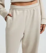 Pantalón recto color rosado, confeccionado en modal, con cintura elástica y ajuste por cordón delantero. Presenta una caída suelta en las piernas y bajo sencillo.