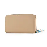 Billetera color taupe con cierre, confeccionada en poliéster. Tiene 13 compartimentos internos y herrajes plateados.