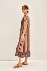 Vestido largo con estampado floral y de rayas verticales, escote en V, mangas cortas y lazo ajustable en la cintura con borlas decorativas.