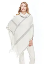 Poncho tejido Barrington color blanco con diseño de rombos en relieve y franjas diagonales grises. Posee cuello alto de tejido afelpado (velour) blanco y terminación con flecos en el ruedo.