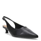Zapato de cuero negro con punta fina, taco kitten heel y tira con hebilla en el tobillo.