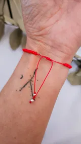 Pulsera roja ajustable con 10 esferas de plata y cristales checos.