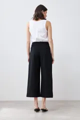 Pantalón culotte negro de pierna ancha.