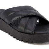 Sandalias negras de cuero con plataforma y tiras cruzadas.