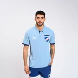 Remera polo celeste con detalles en azul marino en cuello y mangas. Escudo del Club Nacional de Football bordado en el pecho y logo de Umbro estampado en blanco.