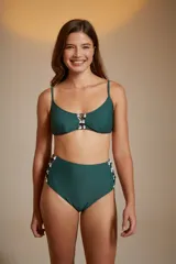 Top de bikini verde esmeralda con breteles finos y detalle de tiras entrecruzadas en el centro del busto.
