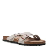 Sandalias bajas color gris claro, con dos tiras anchas ajustables con hebillas metálicas color cobre.