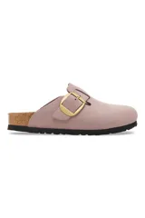 Zuecos Birkenstock Boston color lila, con hebilla grande dorada y plantilla anatómica de corcho y látex.