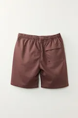 Bermuda deportiva marrón con cintura elástica y cordón ajustable.