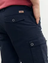 Bermuda de gabardina color marrón con bolsillos cargo laterales y bolsillos traseros con solapa.