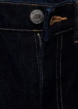 Pantalón de jean azul oscuro, de corte recto, con tiro alto, cinco bolsillos y cierre de cremallera y botón.