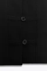 Top tipo chaleco negro de Zara Woman Collection, con cuello redondo y sisa. Presenta costuras a contraste y cierre frontal con botones.