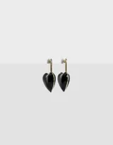 Aros dorados tipo argolla con dije de corazón esmaltado en negro y cierre a presión.
