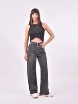 Jean de mezclilla color rojo coral, tiro alto, con corte ancho y pierna recta.