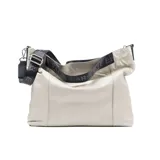 Bolso tote de cuero color taupe, con acceso superior con cierre y correa de hombro negra con letras blancas.