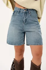 Bermuda de jean celeste, tiro alto y corte holgado.