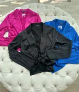 Camisa de satén negra de manga larga con botones forrados. Se puede usar suelta o atada.