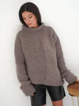 Buzo de lana color marrón con cuello alto y diseño de punto inglés.