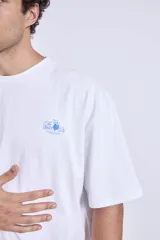 Remera blanca de corte holgado con pequeño estampado en el pecho.