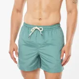Short de baño verde con estampado geométrico en blanco y cordón ajustable en la cintura.