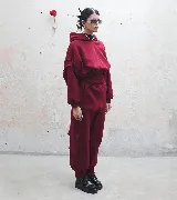 Buzo hoodie negro de tela deportiva con faja estilo corset y detalle de puño en manga.