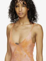 Vestido corto de algodón con estampado tie-dye en tonos verdes y azules. Tiene tirantes finos y escote en V.