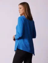 Blusa verde en tejido acanalado, marca Ruby Rd. Largo de mangas ¾ con abertura y botones. Terminación de ruedo asimétrico.