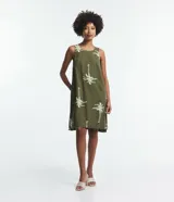 Vestido corto sin mangas color verde oliva con estampado de palmeras blancas.