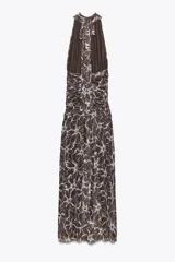 Vestido largo marrón con estampado de flores blancas, cuello halter con lazada, detalle de frunces y forro interior combinado.