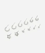 Set de aros plateados con diferentes diseños: aros tipo argolla de distintos tamaños, aros con forma de estrella y aros con strass.