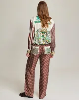 Pantalón recto con estampado gráfico, cintura elástica, bolsillos laterales y dos bolsillos traseros.