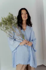 Camisa color beige de lino con escote en V y bordado multicolor.