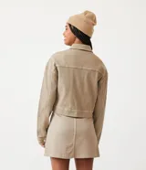 Campera color beige de sarga pana con cuello camisero, abotonada al frente y con dos bolsillos grandes delanteros.