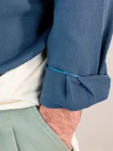 Camisa celeste de algodón con cuello italiano, corte regular fit, cierre con botones, manga larga terminada en puño simple y logo bordado en el pecho.