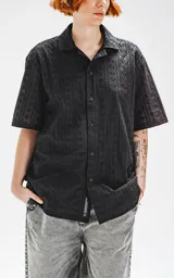 Camisa negra de manga corta con estampado de signos del zodiaco.