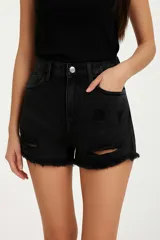 Short de jean negro con roturas y calce alto.