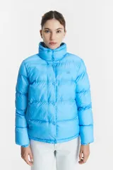 Campera puffer celeste con cuello alto y cierre de botones a presión.