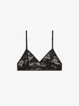 Sujetador de encaje rojo con tirantes finos ajustables y copas triangulares.