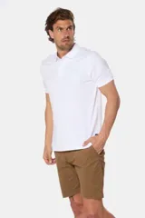 Bermuda color marrón confeccionada en algodón y spandex, con bolsillos laterales y traseros.