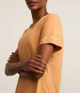 Remera deportiva blanca texturizada, con cuello redondo, manga corta, detalle reflectante y pliegue en la espalda.