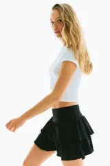 Minifalda negra de punto suave de algodón, con cintura de doble capa, corte holgado, costura fruncida sobre la cadera y fruncido escalonado con bordes enrollados.