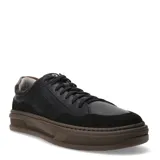 Championes negros de cuero con suela marrón.