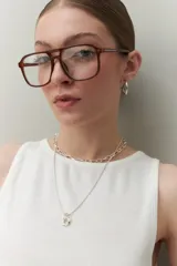 Musculosa blanca de viscosa con escote redondo y sisas amplias.