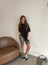 Calza corta de lycra con estampado animal print en blanco y negro.