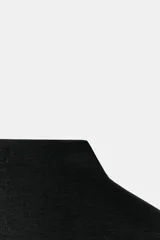 Top sin mangas, color marrón topo, con cuello alto y corte recto. Presenta un tejido de punto fino y mangas sisa con caída.