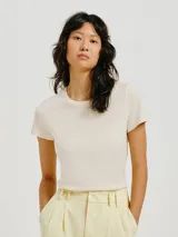 Camiseta de manga corta color terracota, con cuello redondo y corte ajustado.