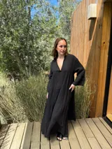 Vestido largo azul marino de lino con cuello mao, escote en V, mangas 3/4 con volados y corte escalonado. Diseño amplio y cómodo.