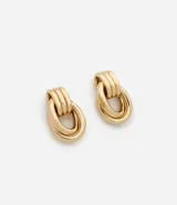 Par de aros dorados con forma ovalada y diseño de nudo.