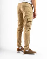 Pantalón cargo estilo jogger color azul marino, con cintura elástica ajustable con cordón, bolsillos laterales con solapa y puños elásticos en los tobillos.